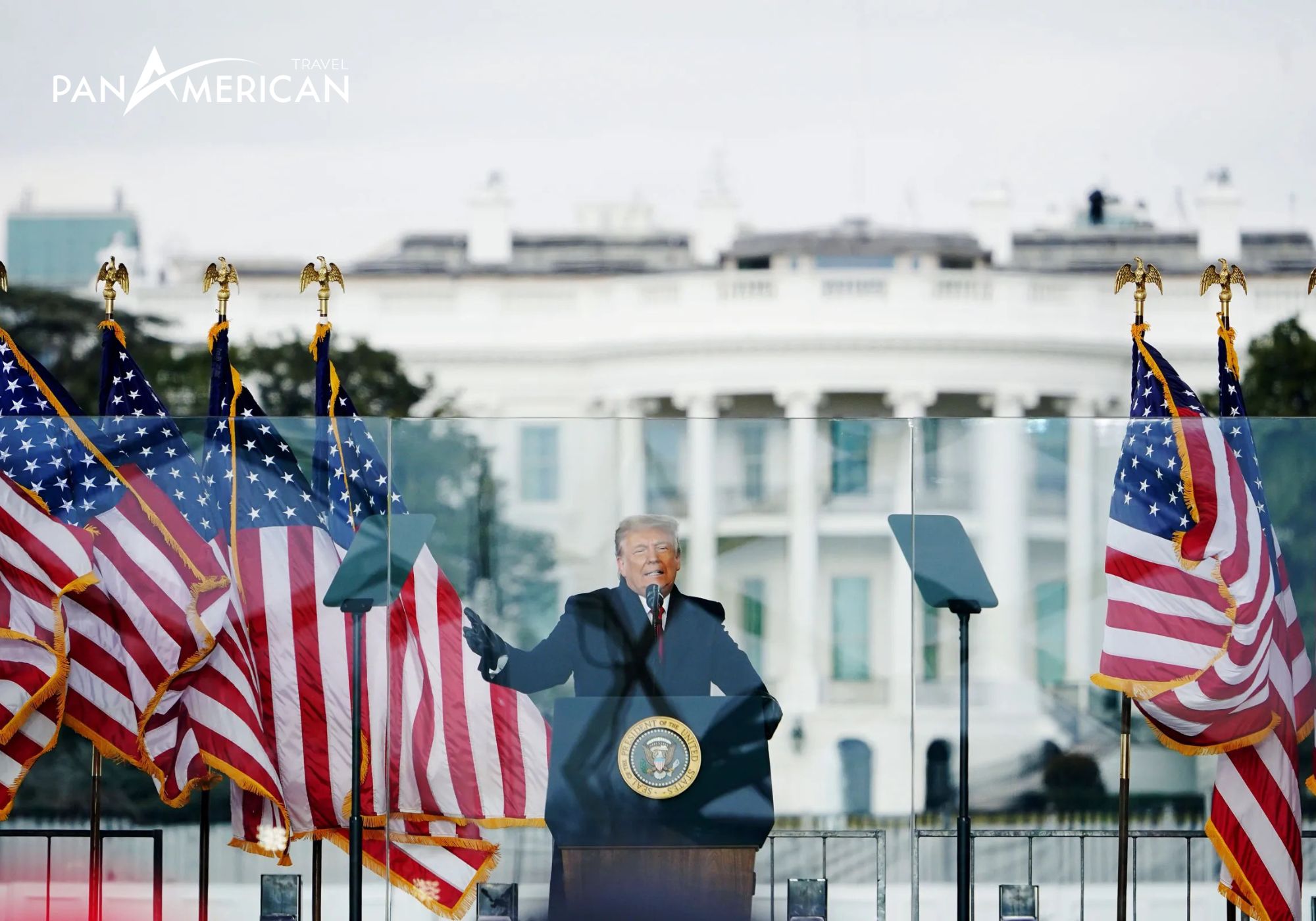 Hình ảnh cựu tổng thống nước Mỹ Trump phát biểu trước Nhà Trắng