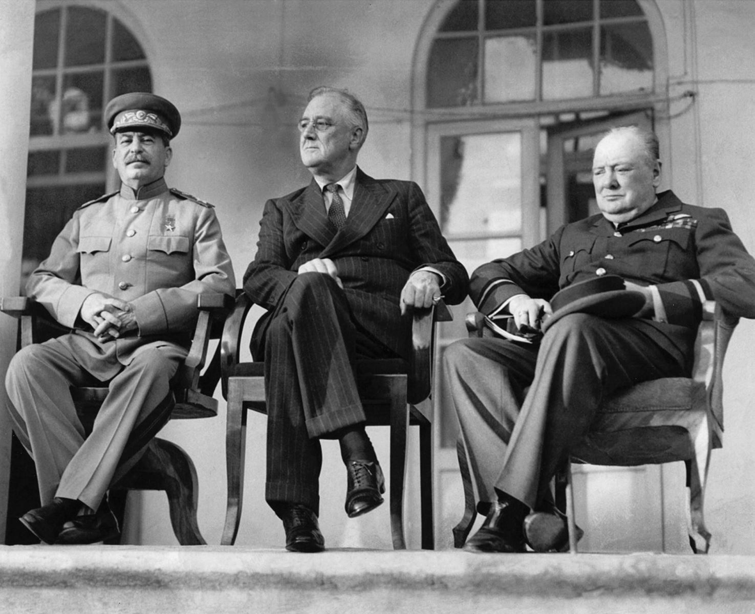 Hình ảnh bộ ba “ big three" gồm các vị lãnh tụ đứng đầu ba nước Anh, Mỹ, Liên Xô