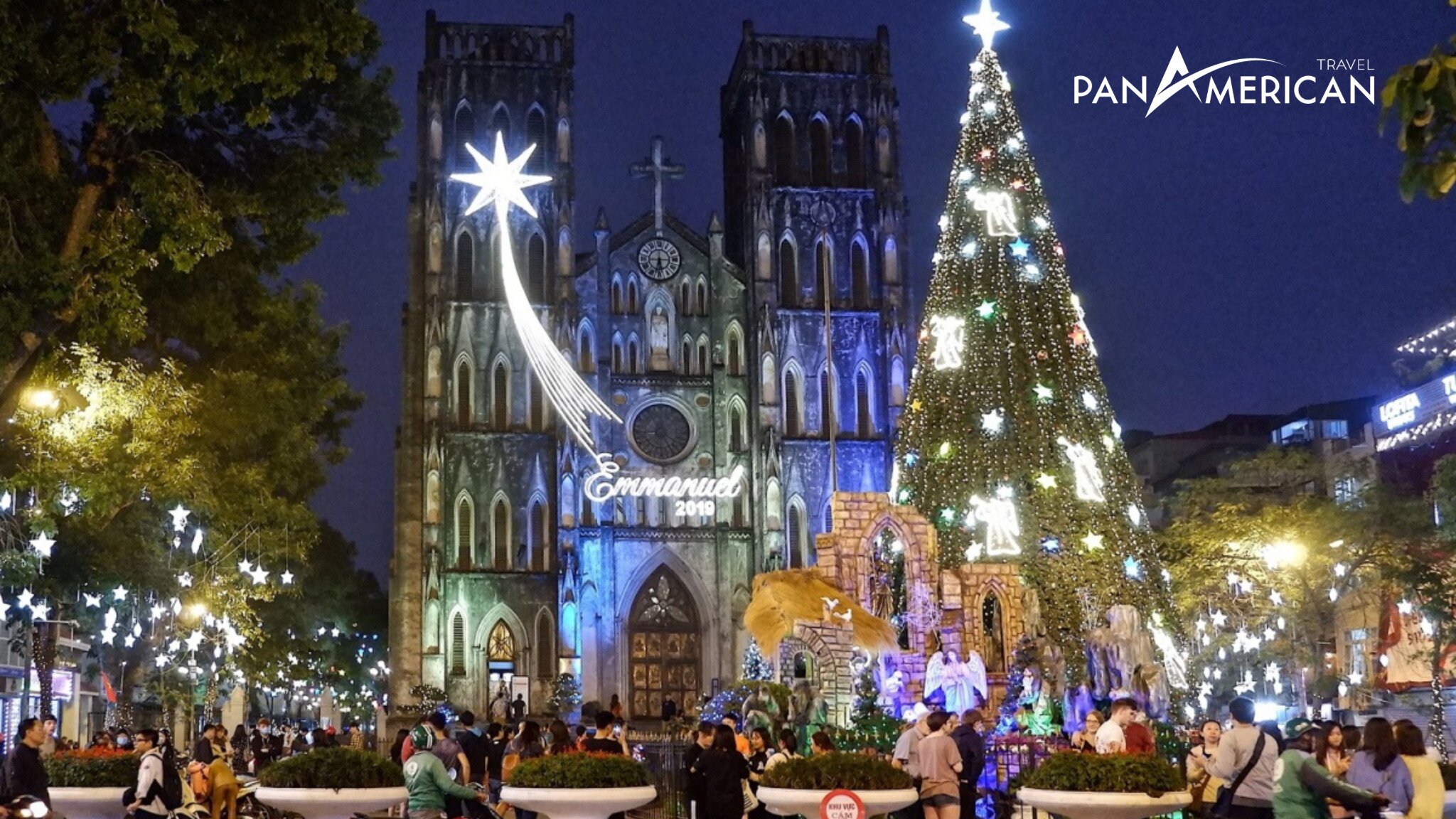 Cộng đồng Công giáo người Việt thường đổ về Nhà thờ lớn Hà Nội để cầu nguyện trong đêm Giáng sinh