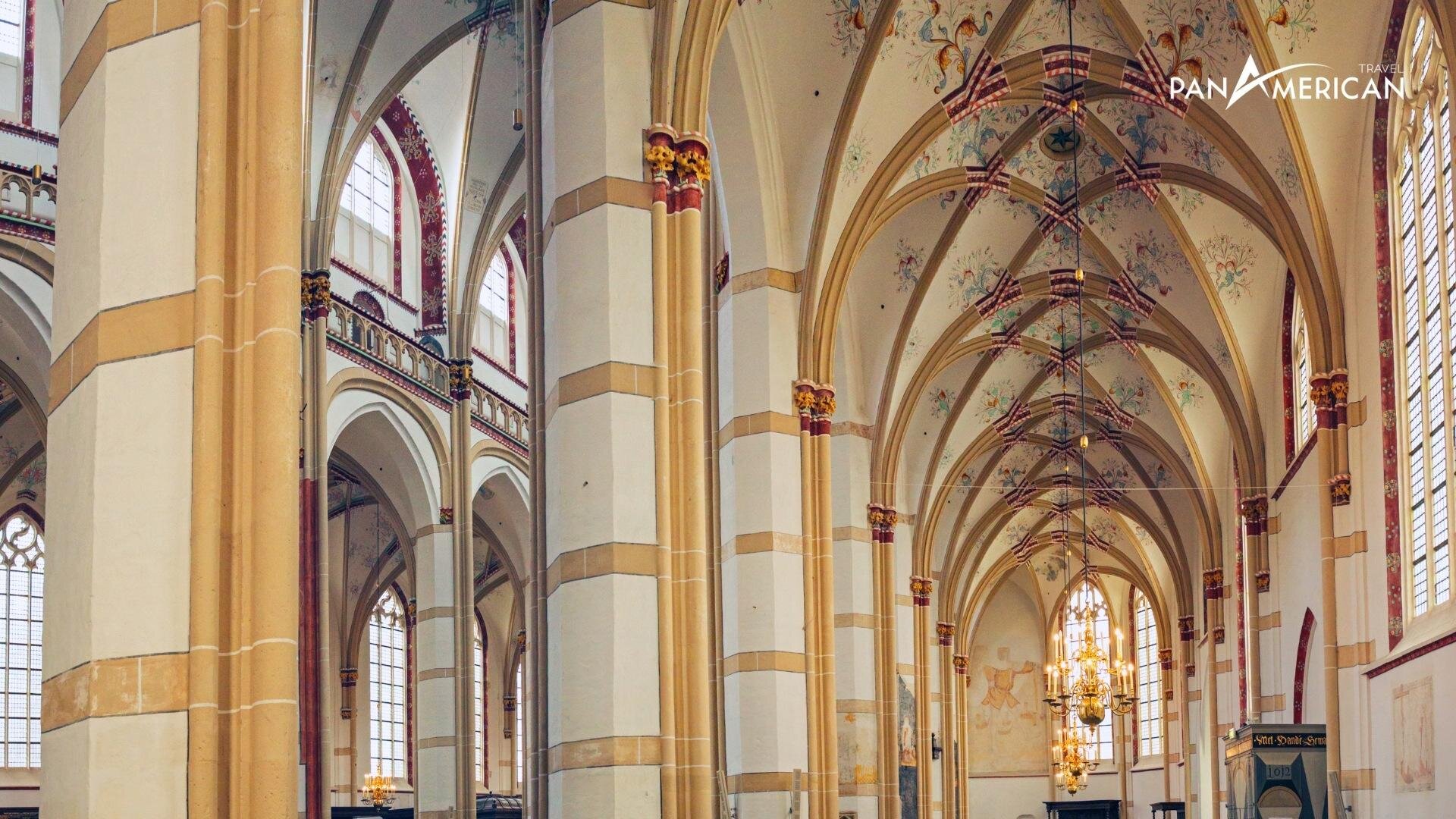 Kiểu kiến trúc Gothic điển hình tại nhà thờ Saint Martin 