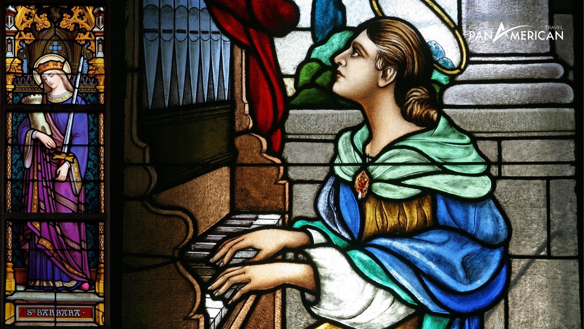 Những bức họa tinh xảo trên những tấm cửa kính tại nhà thờ