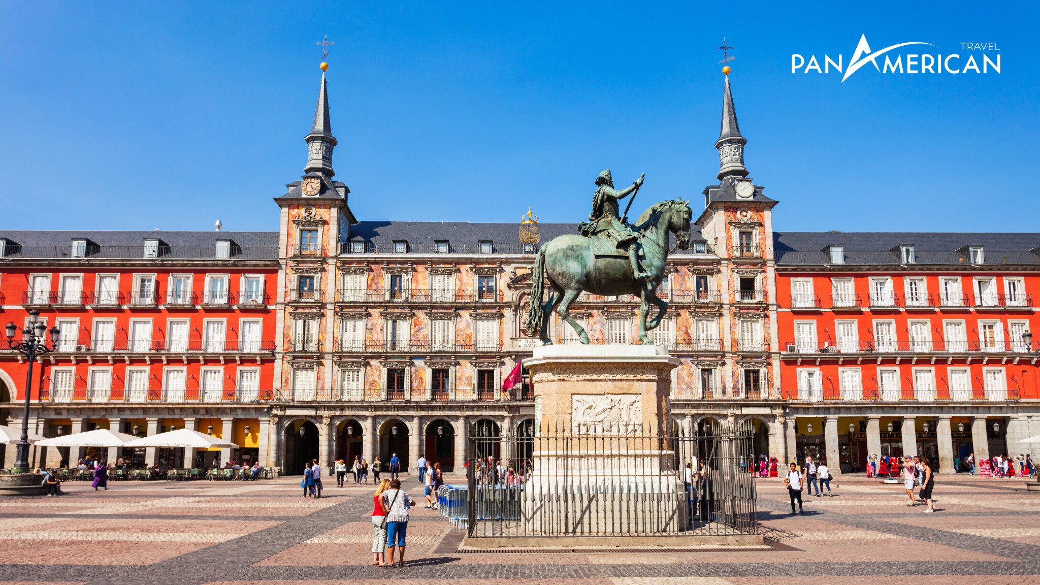 Quảng trường Plaza Mayor có bức tượng vua Felipe III cưỡi ngựa nổi tiếng
