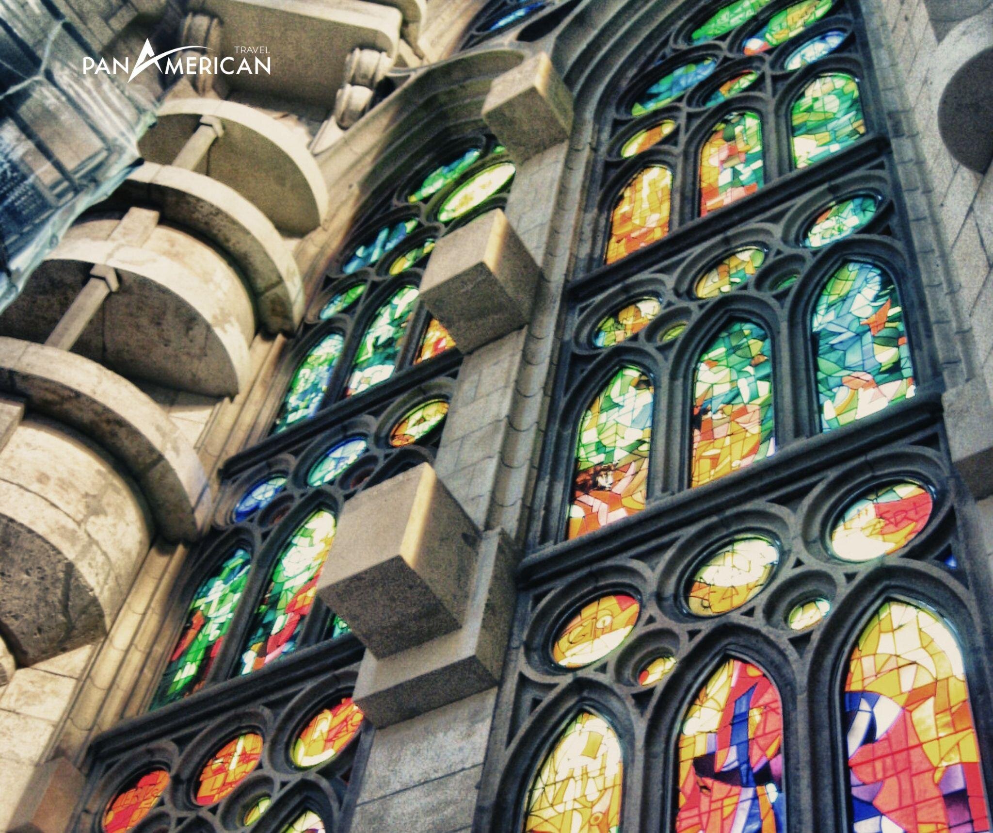 Những ô cửa kính màu sắc tạo nên vẻ đẹp cho thánh đường