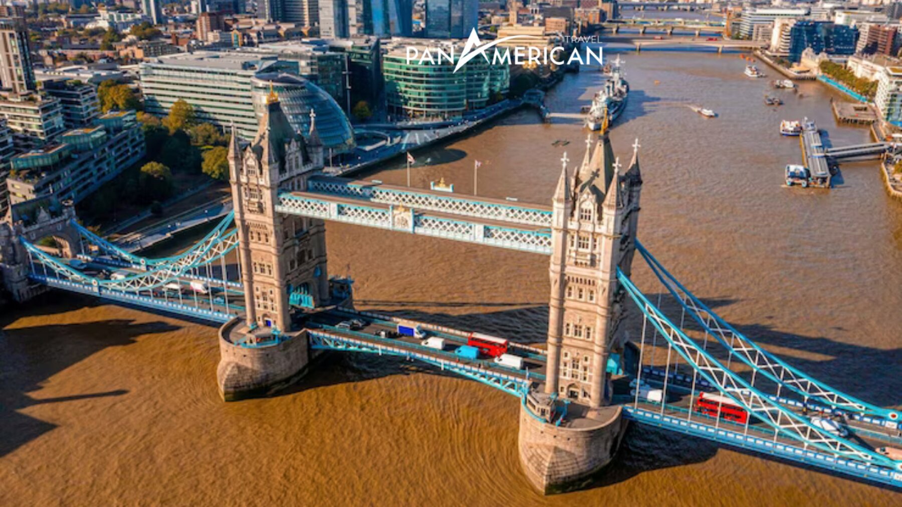 Tower Bridge nổi bật giữa dòng sông Thames