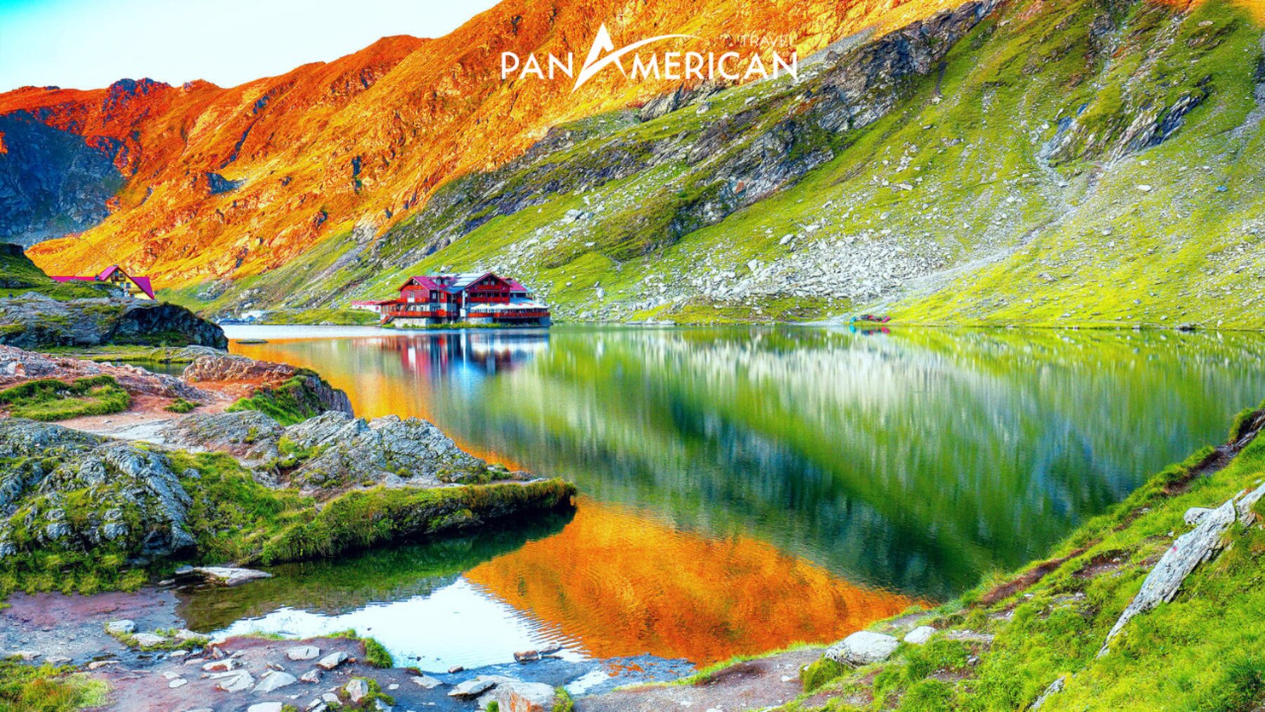 Mặt hồ Balea phẳng lặng phản chiếu khung cảnh thiên nhiên đầy màu sắc