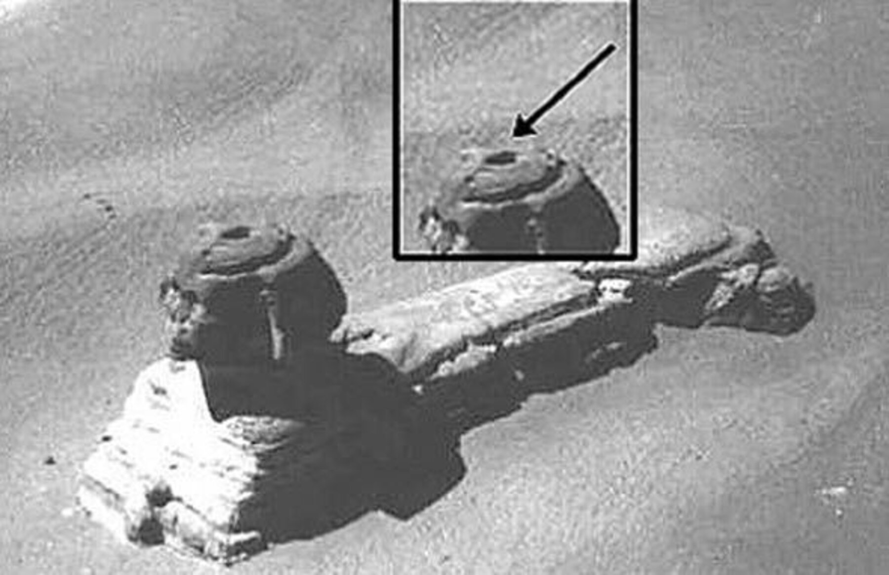 Bức hình ghi lại một hố xuất hiện trên đầu của bức tượng Nhân Sư