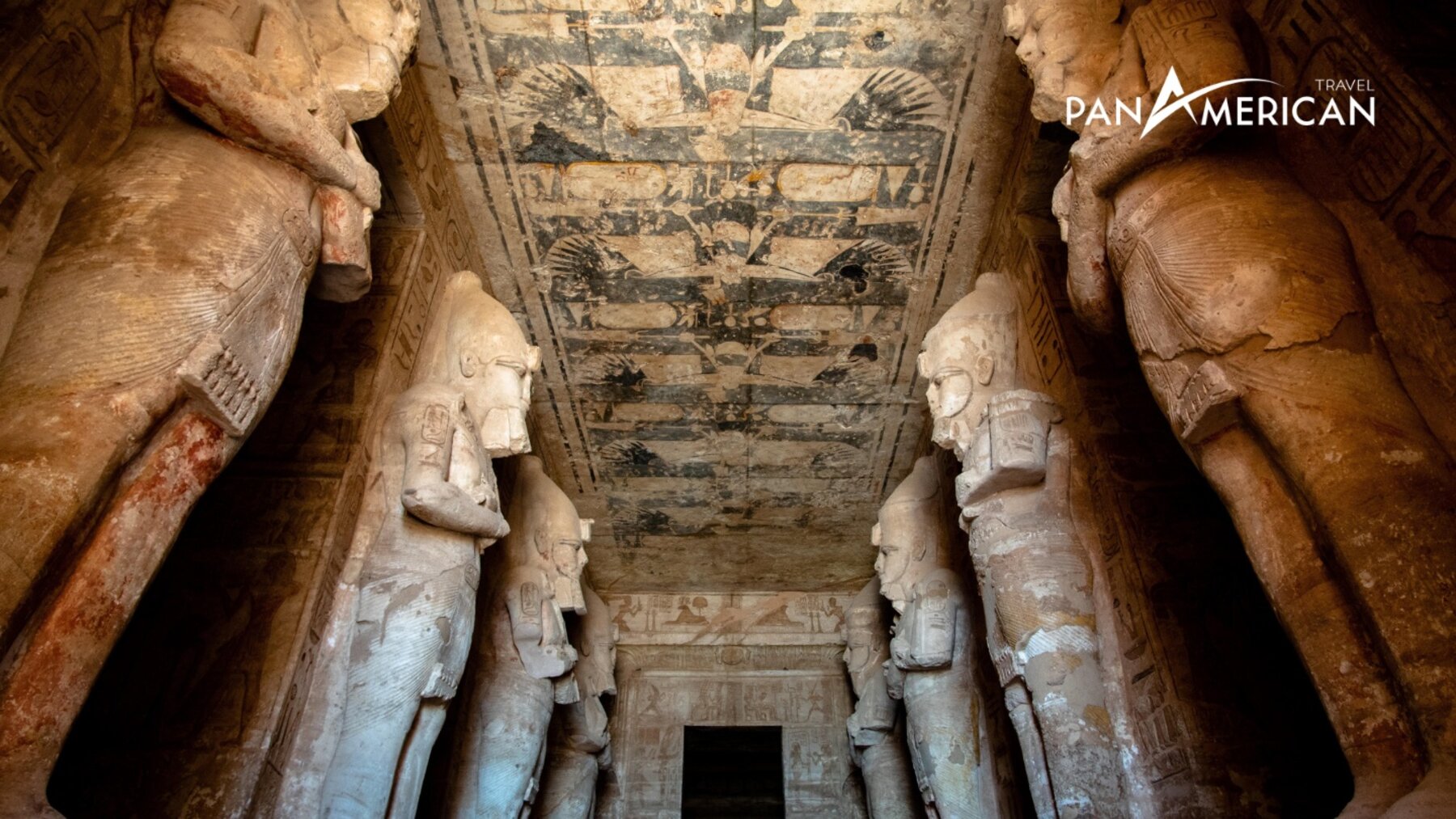 Các pho tượng khổng lồ bên trong đền Abu Simbel